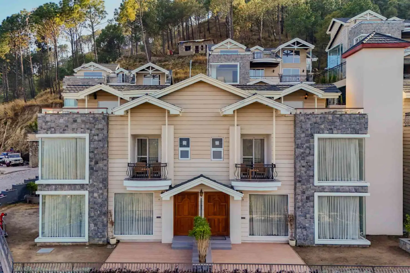 Royce Cottage | Luxe Hilltop 4-BHK Retreat With Indoor Bar, Terrace & Scenic Views