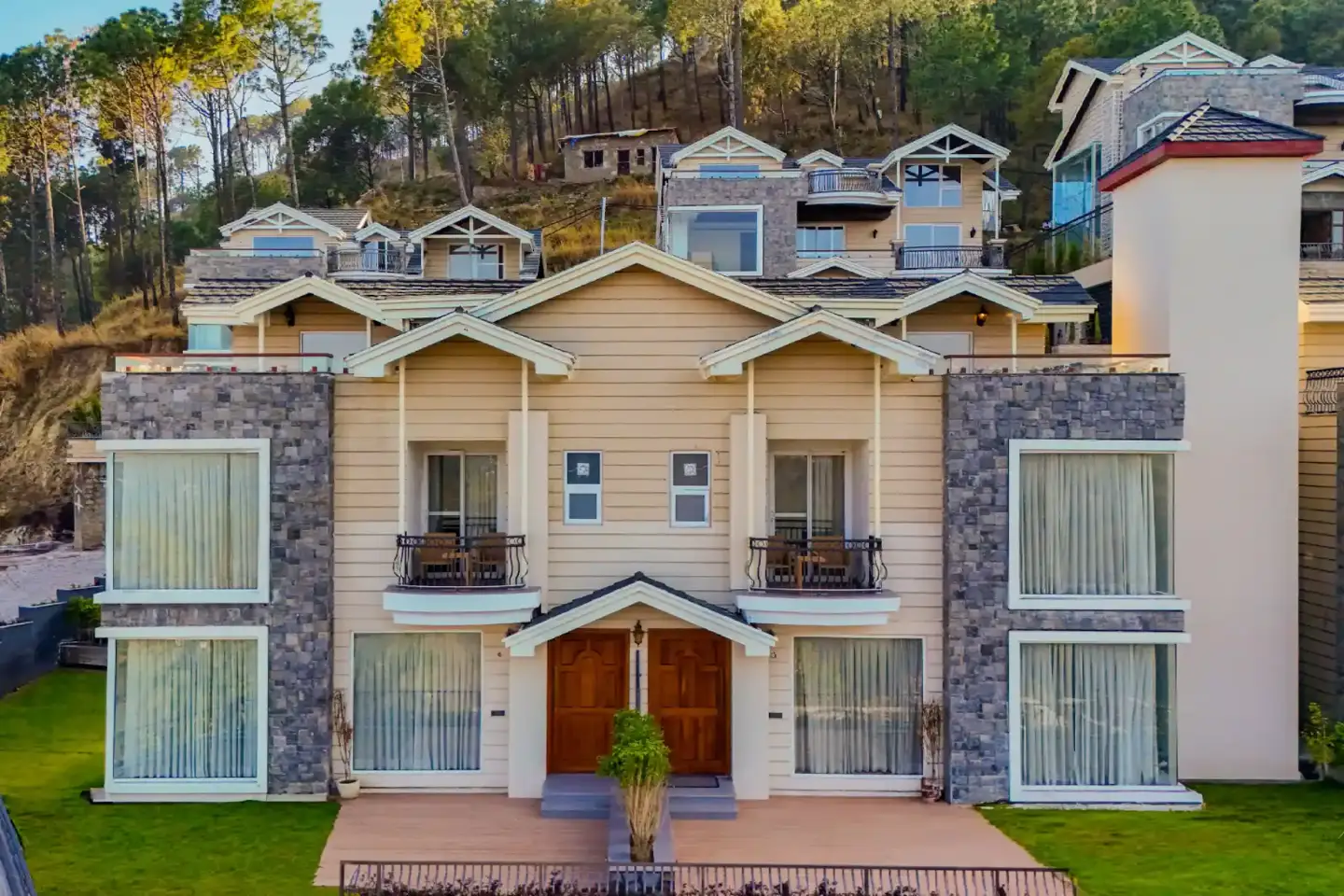 Royce Cottage | Luxe Hilltop 4-BHK Retreat With Indoor Bar, Terrace & Scenic Views