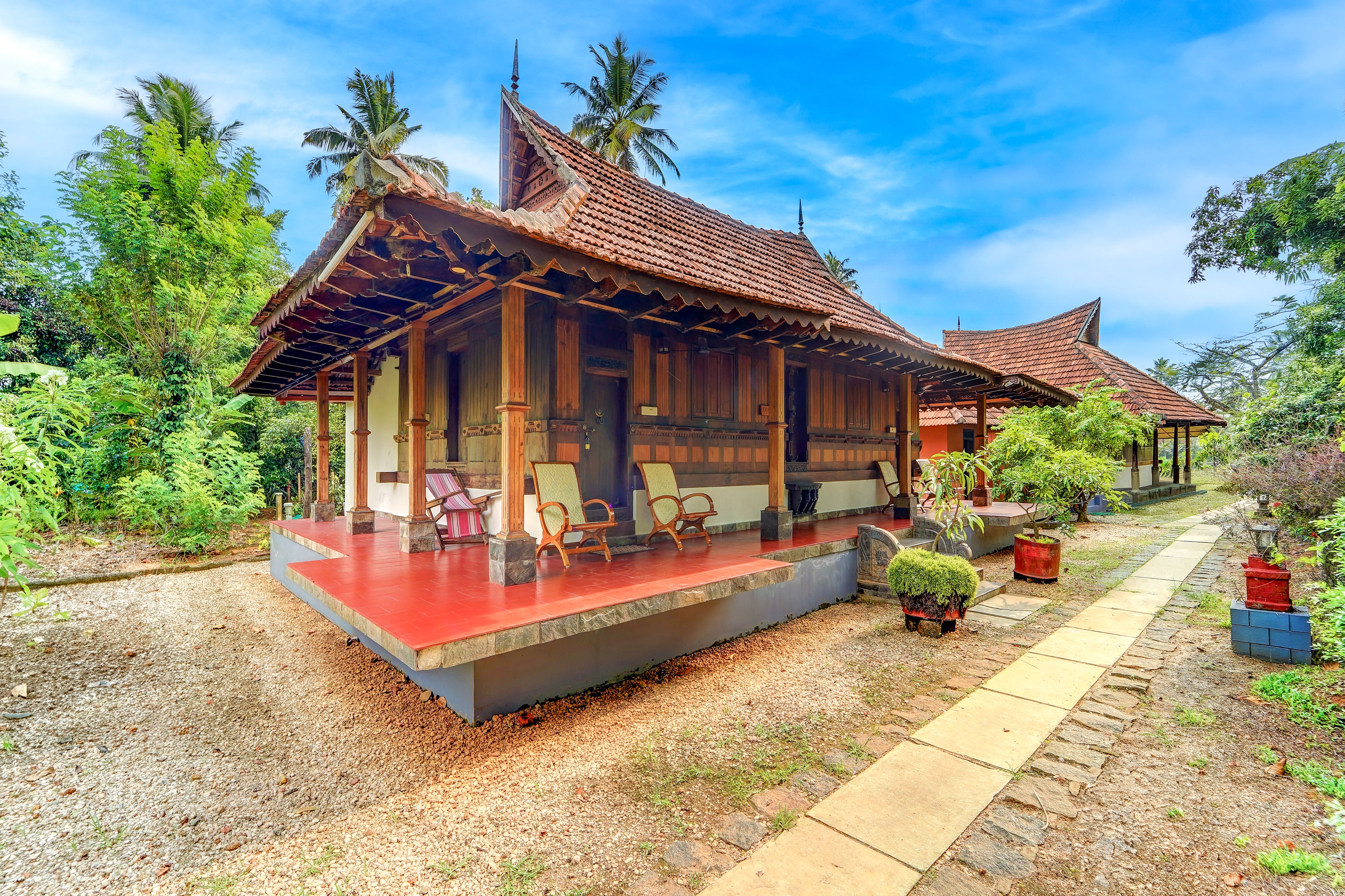 Palm Dale Deluxe Room | Serene Heritage Retreat by the Backwaters with Garden & Restaurant - Image 2