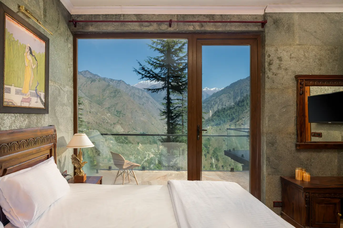 Zephyr Classic Cottage | Scenic Hill Getaway With Pool, Gym & Restaurant