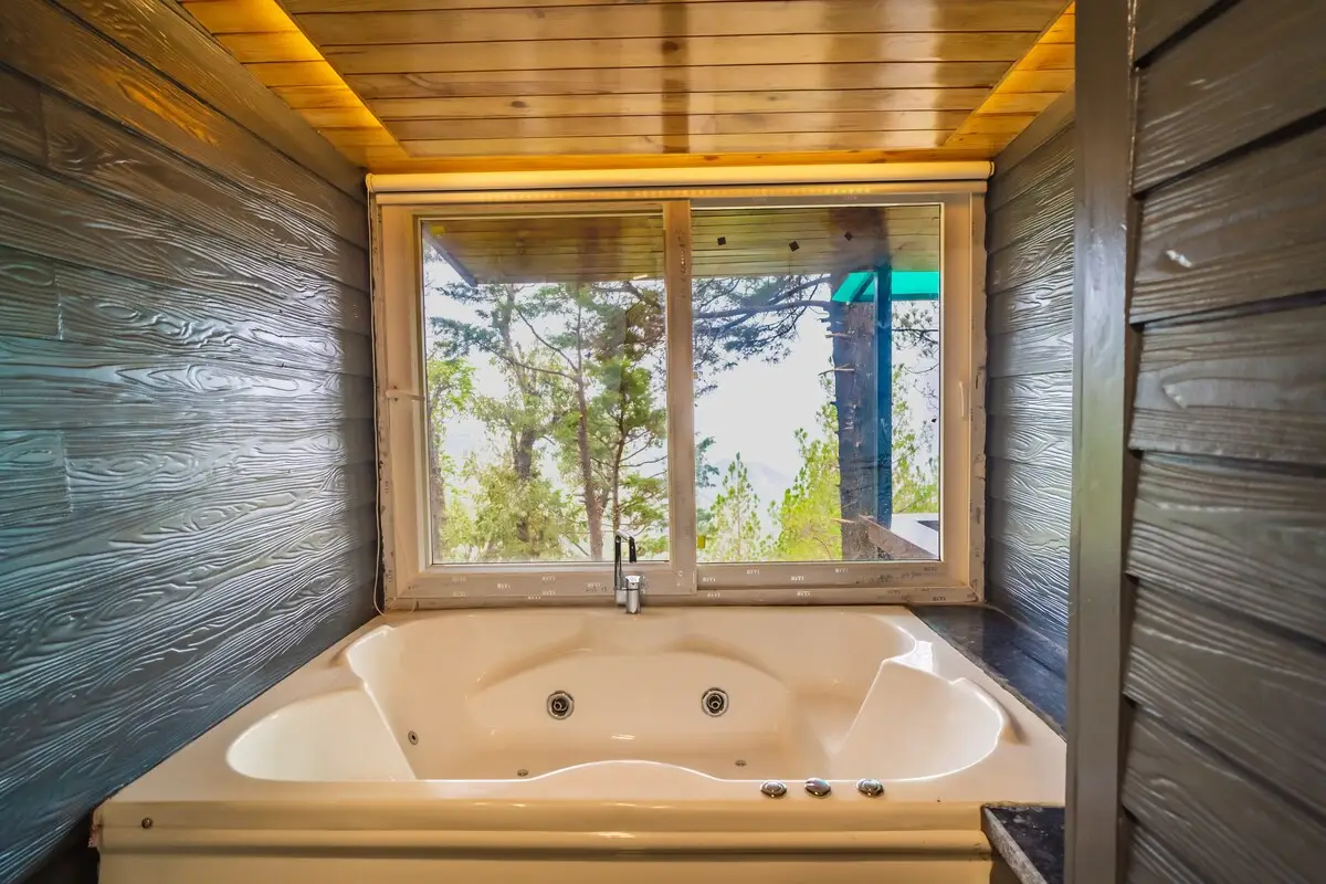 The Flamingo - Treehouse with ensuite Jacuzzi