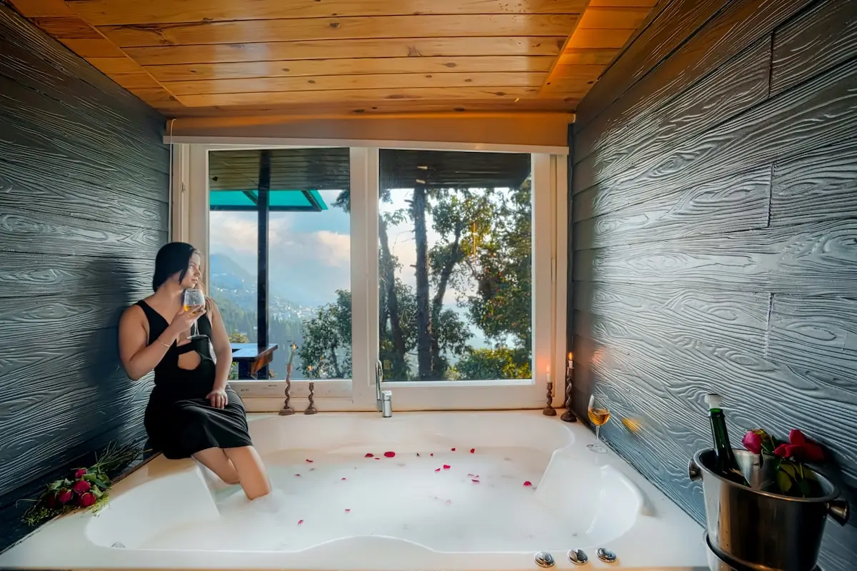 The Flamingo - Treehouse with ensuite Jacuzzi