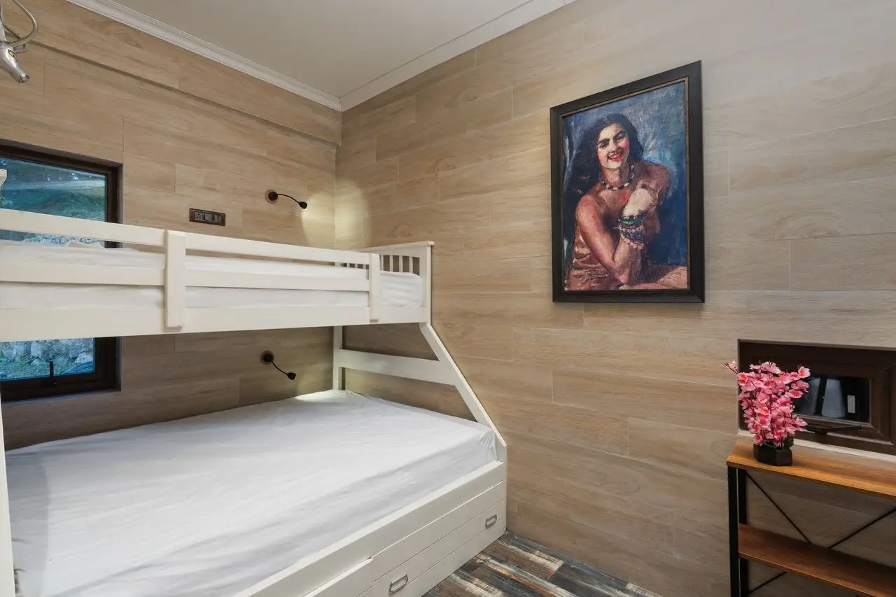 Zephyr Classic Cottage | Scenic Hill Getaway With Pool, Gym & Restaurant