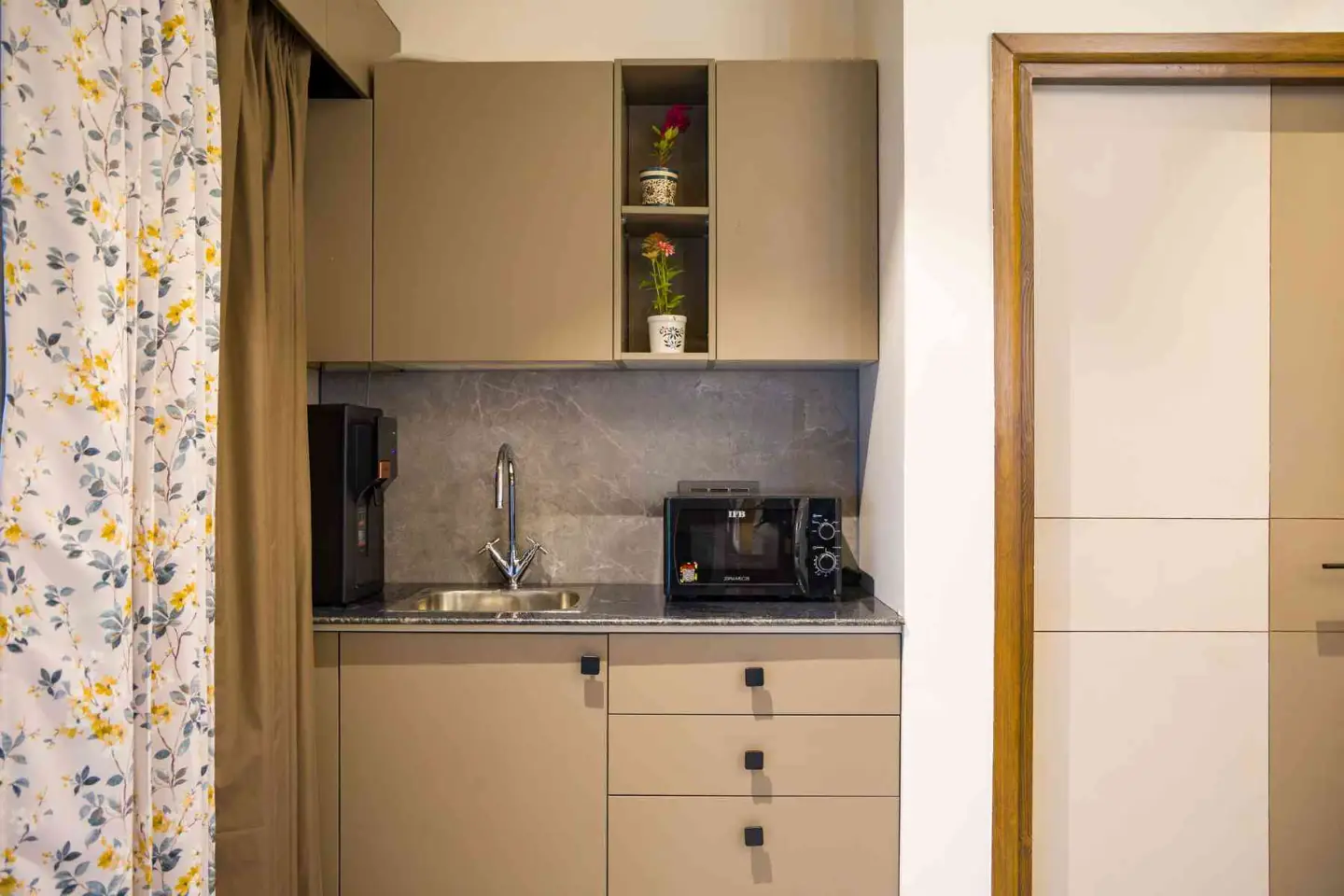 Esh Cottage Moss | Hilltop 2-BHK Retreat with Open-air Jacuzzi, Shared Garden, Pool & Cosy Lounge