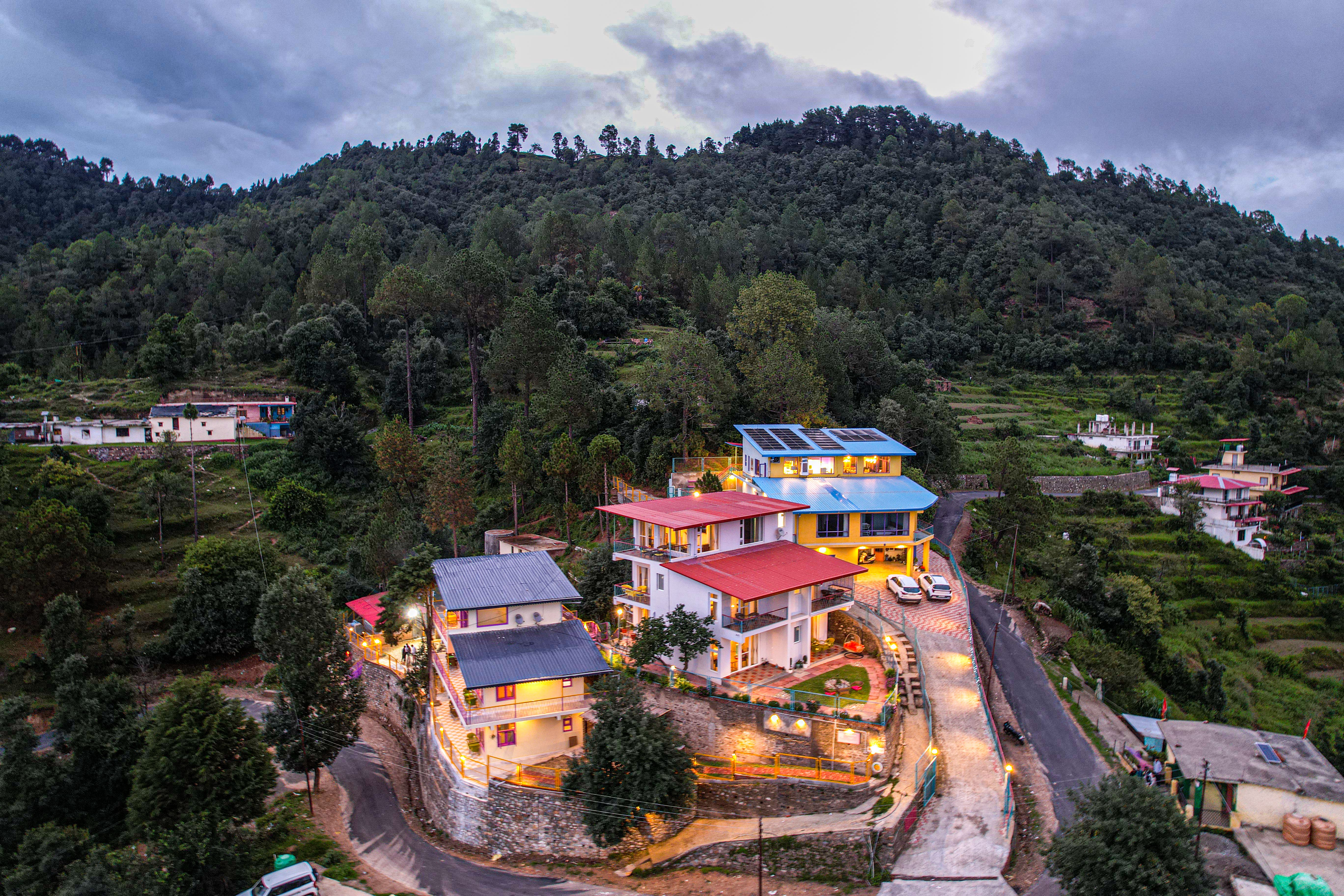 Adrushya | Cosy 1-Room Stay with Hill Views, Karaoke Lounge & Restaurant