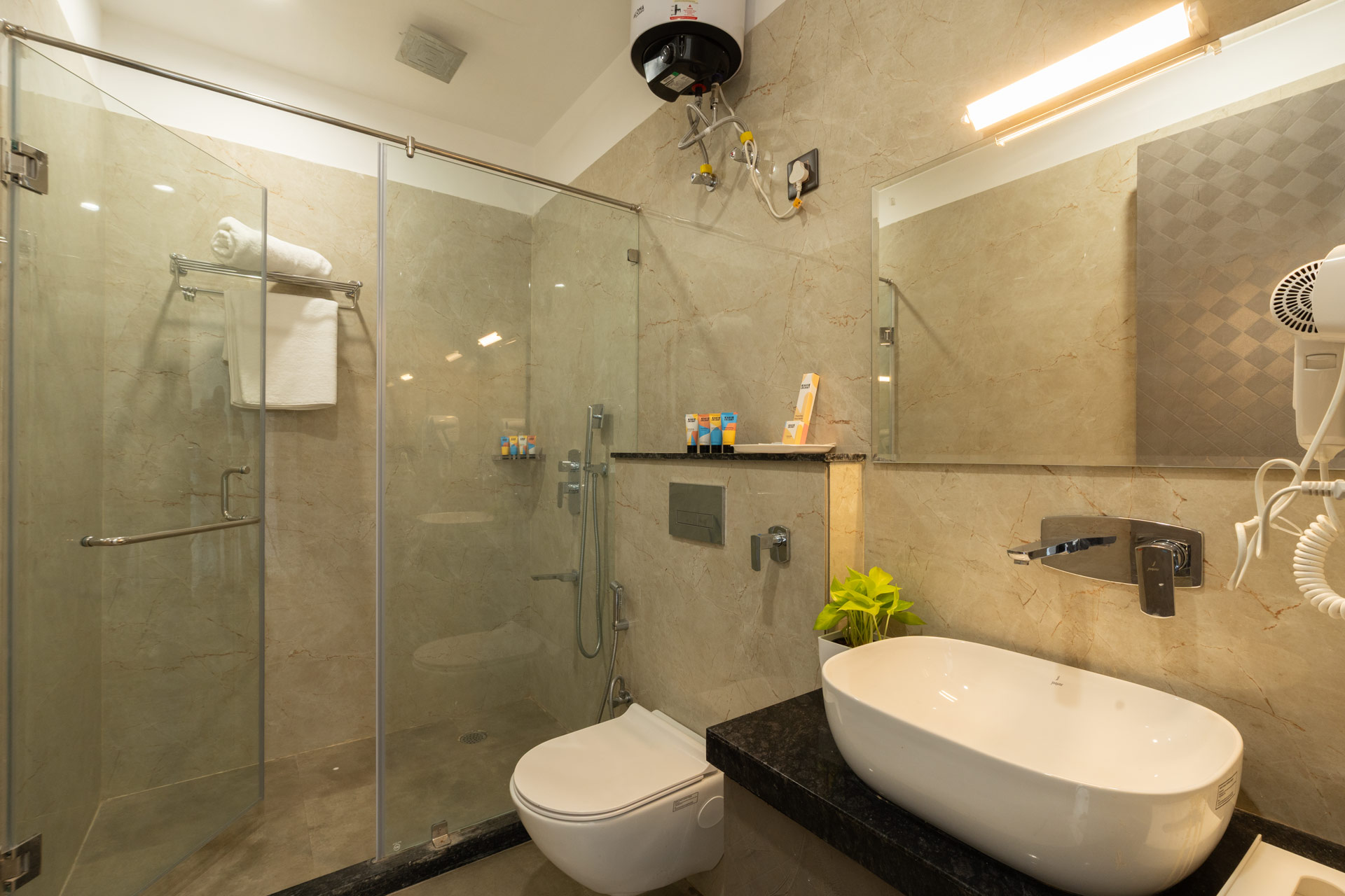 Premium Room @ Eleganza Villas - Image 4