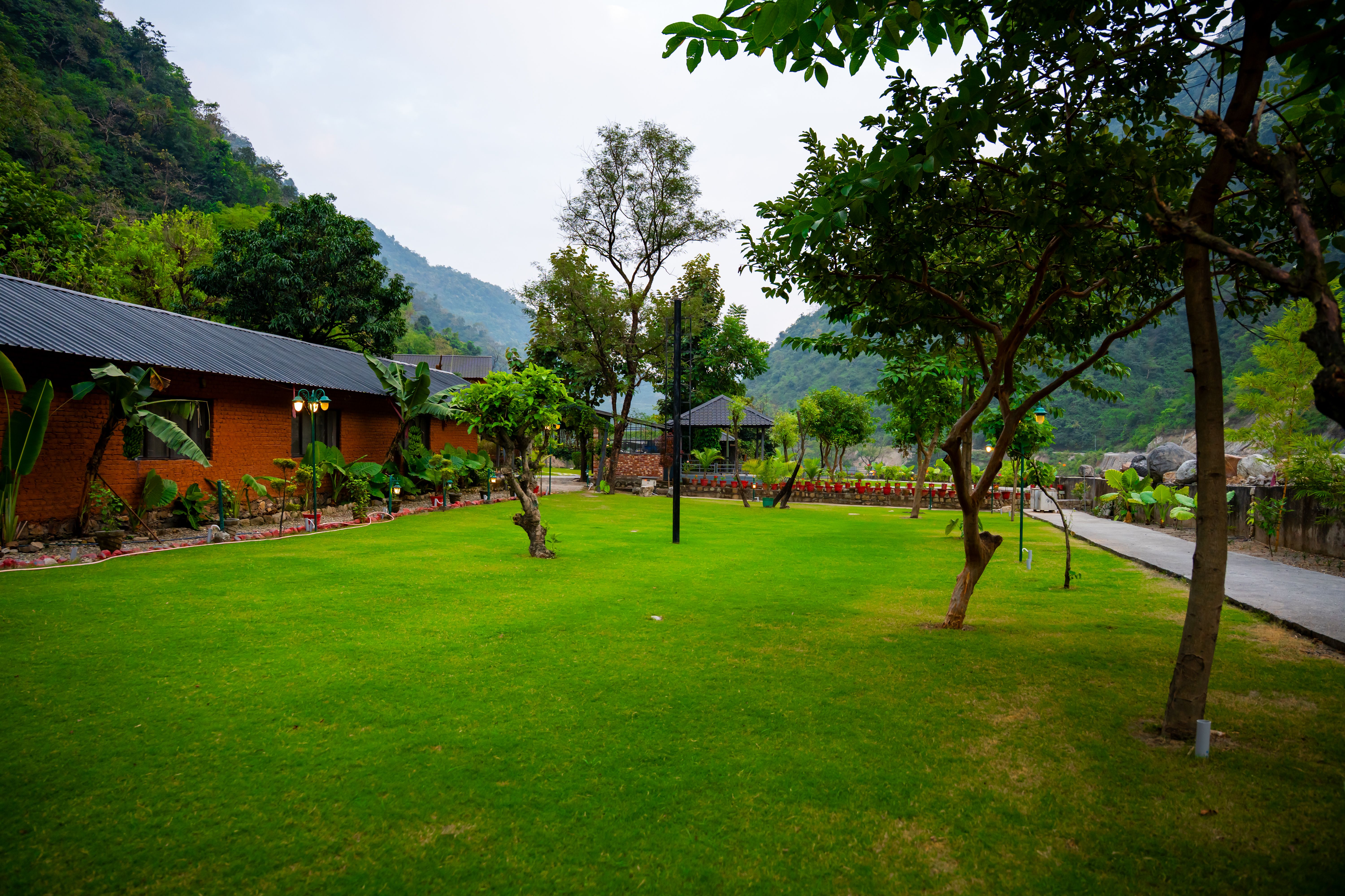 Granny’s Den | 1 Pet-friendly Hut With Bathtub, Shared Pool, Restaurant & Gazebo by the River