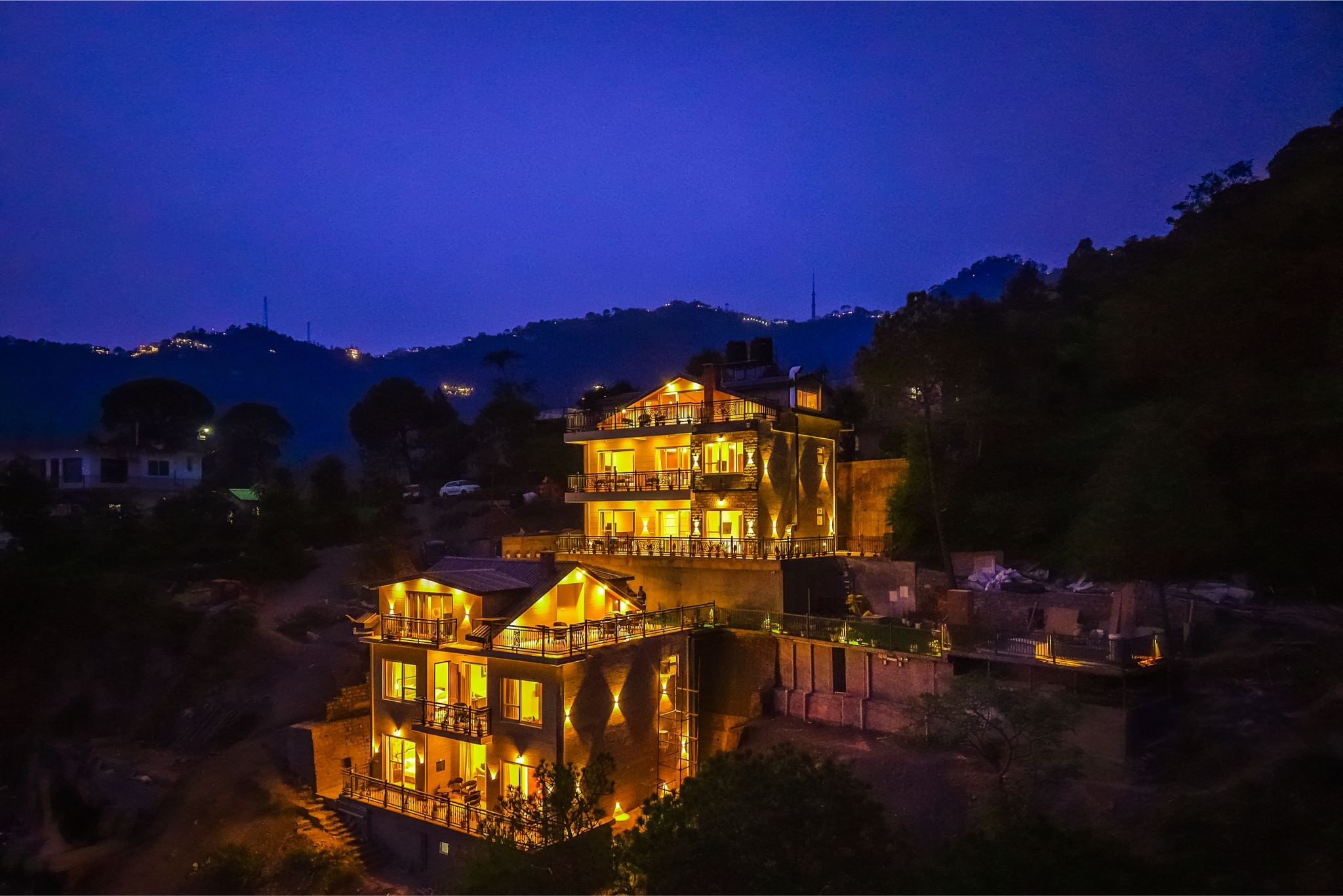 Konifer Wild Fern | Hilltop 2-BHK Retreat with Scenic Views, Shared Garden & Outdoor Seating Space