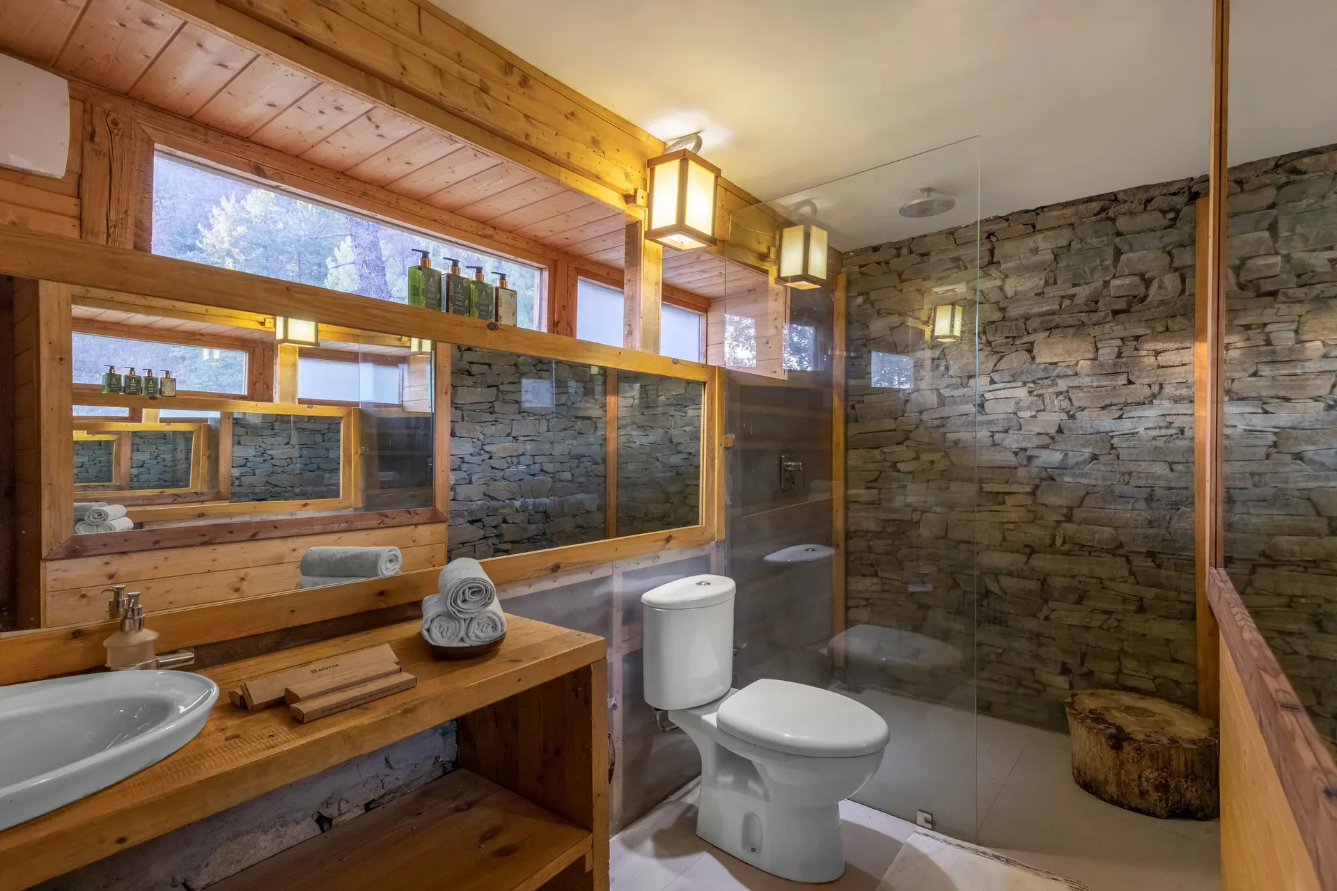 Skylounge | Pet-friendly Traditional 4-Bedroom Retreat With Sauna & Garden Near Haku Temple