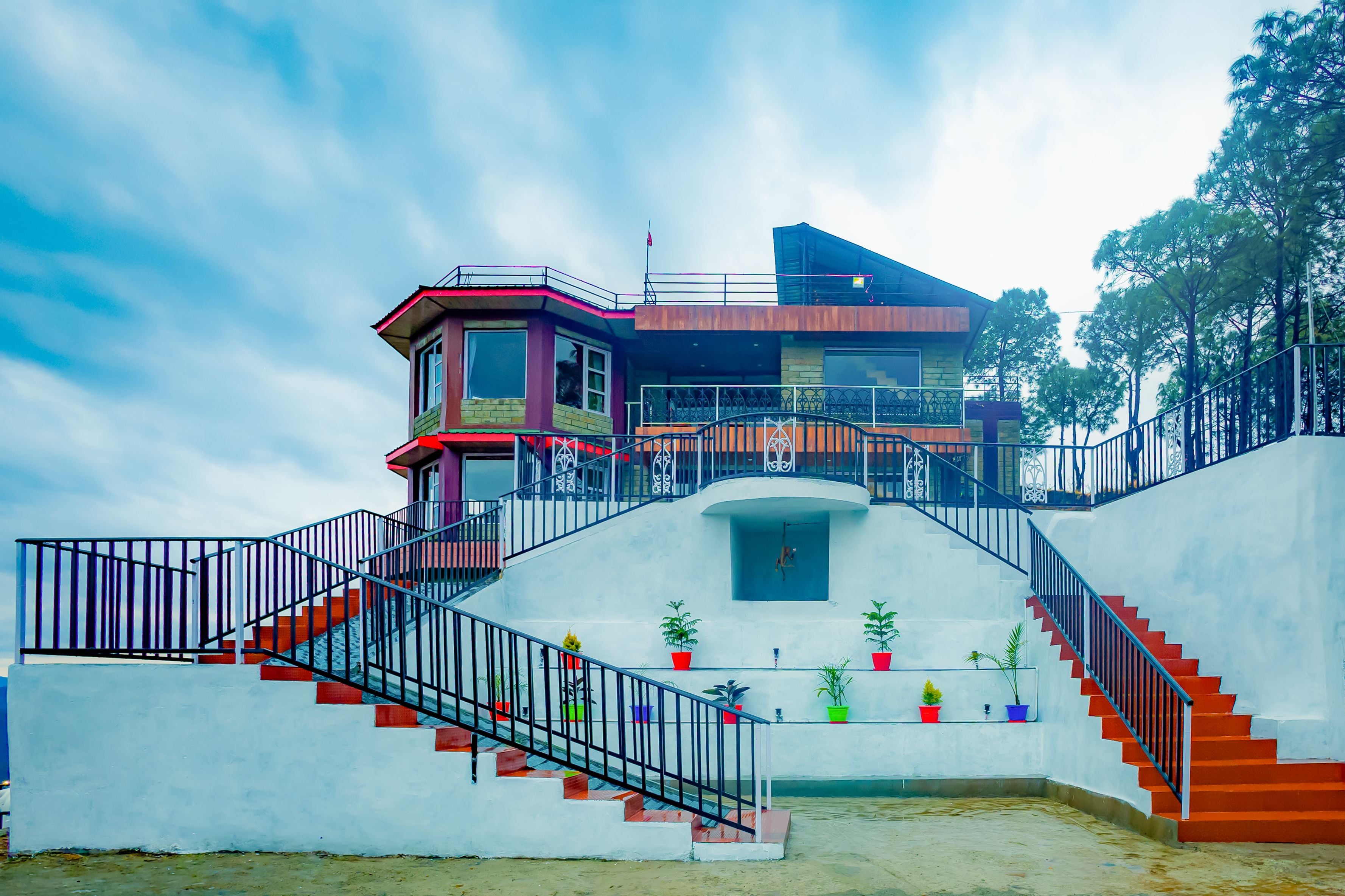 Pine Shadow Flamingo | Pet-friendly Hilltop Suite With Panoramic Views & Restaurant - Image 3