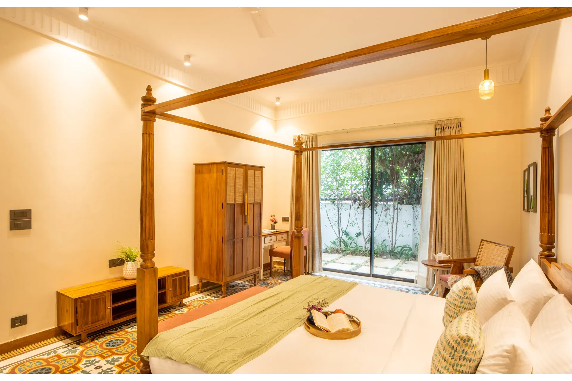 Laguna Aura | 4-BHK | Pvt Pool & Garden | Bar