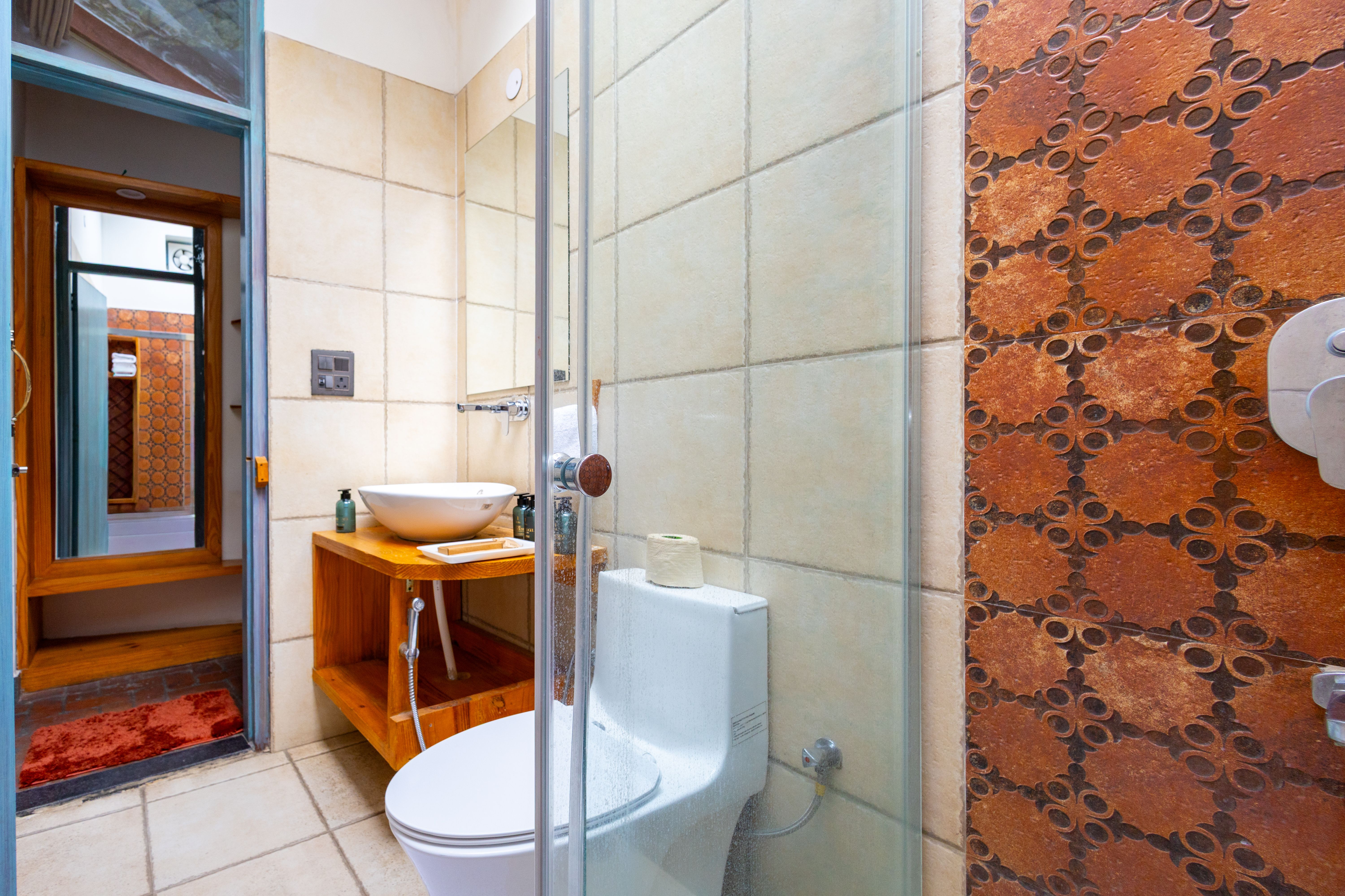 Granny’s Den | 1 Pet-friendly Hut With Bathtub, Shared Pool, Restaurant & Gazebo by the River