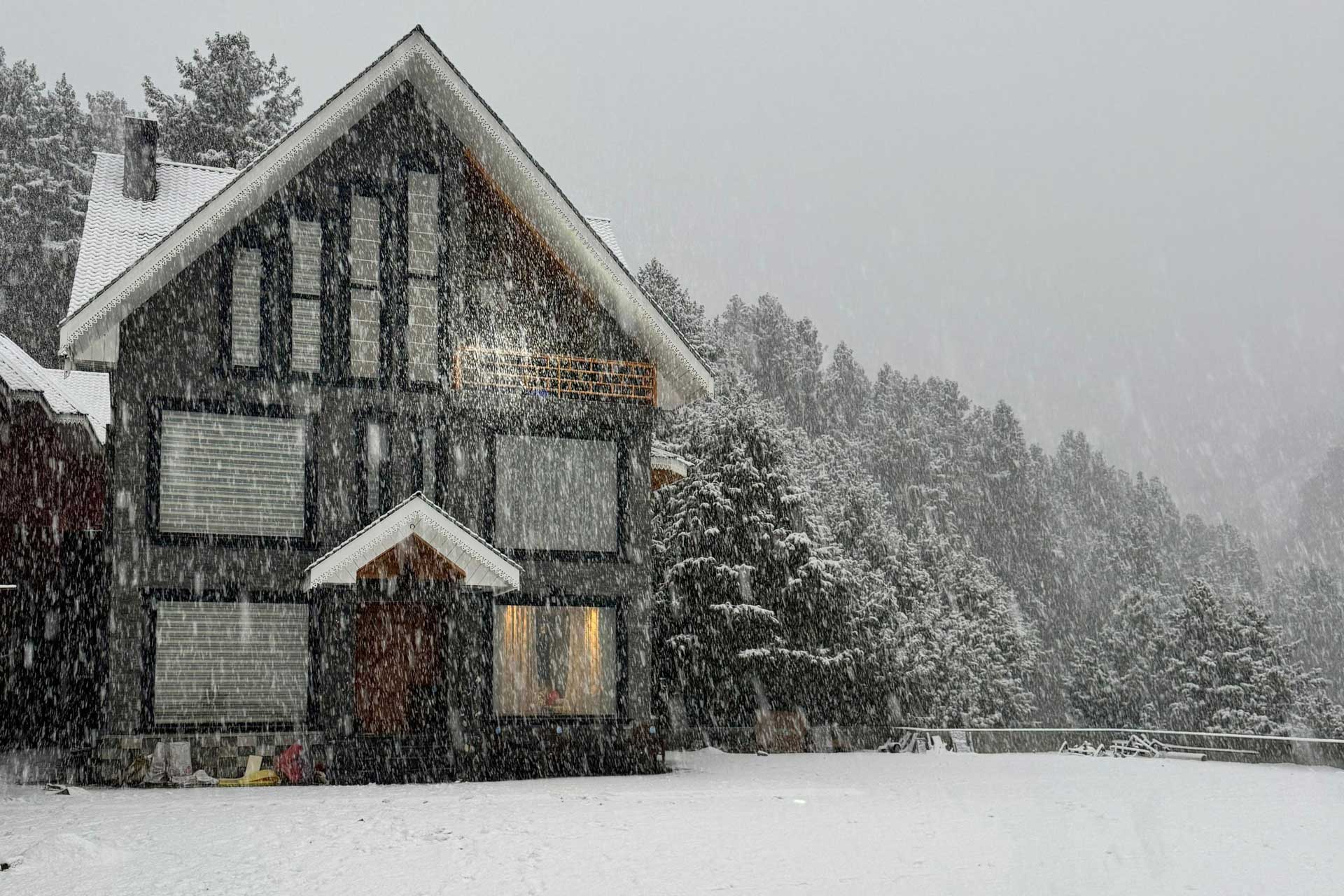 Frozen Fall - Tangmarg w/ Breakfast Included